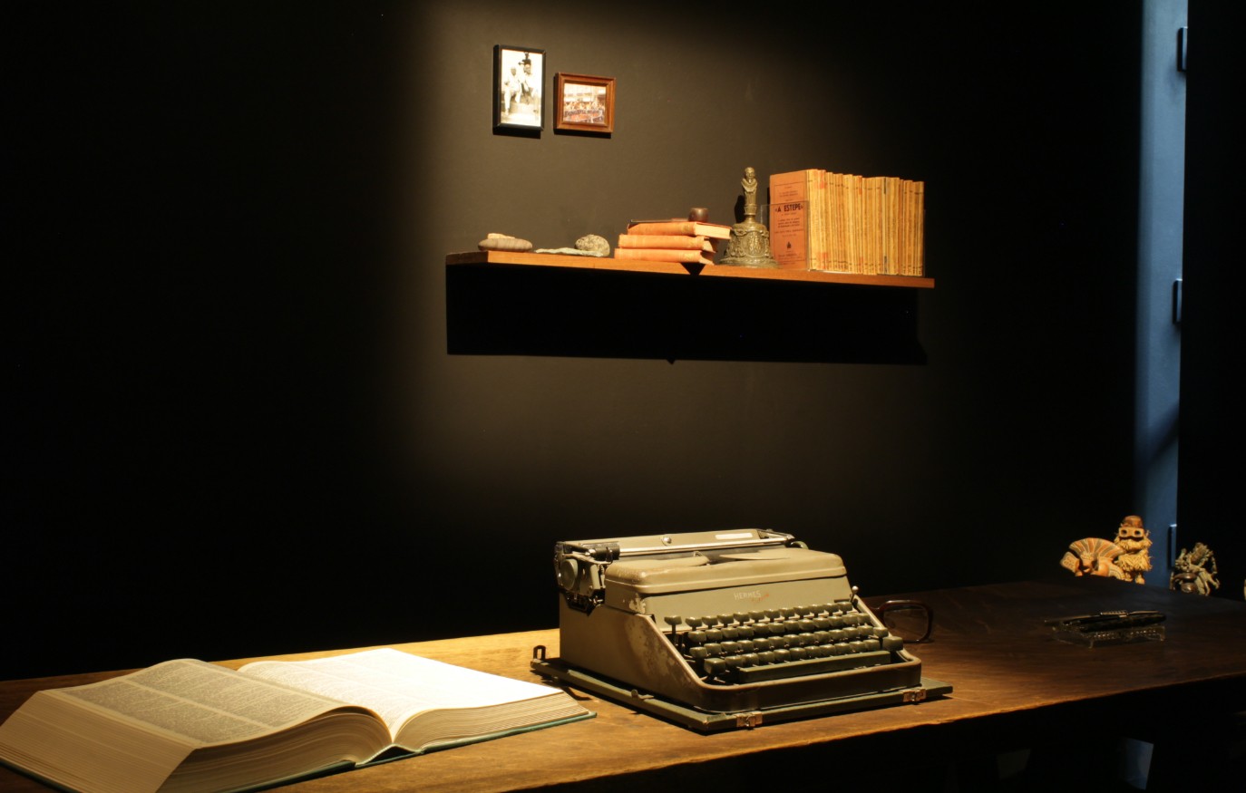 Réplica da secretária de José Saramago que integra a exposição